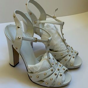 GUCCI WHITE OPEN TOE HEELS WITH GOLDEN STUDS